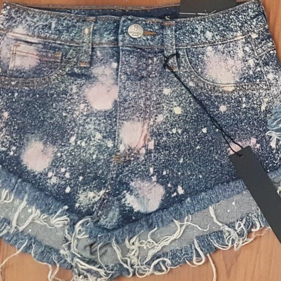 ๐๐ Acid Wash High Waisted Frayed Jean Shorts ๐ - Picture 3 of 6